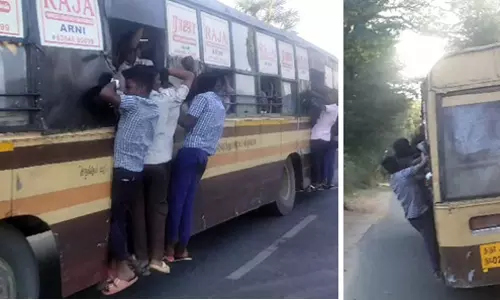 பஸ் படிகட்டில் தொங்கி ஆபத்தான முறையில் பயணம் செய்யும் மாணவர்கள்