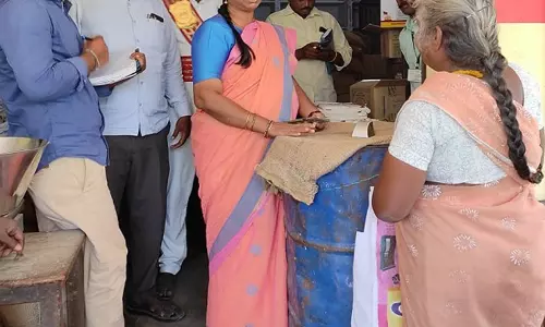 ரேசன் கடைகளில் கலெக்டர் திடீர் ஆய்வு