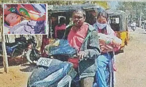 ஆம்புலன்சுக்கு பணம் இல்லாததால் பரிதாபம்: அரசு ஆஸ்பத்திரியில் இறந்த குழந்தையின் உடலை 120 கி.மீ.பைக்கில் எடுத்துச் சென்ற தம்பதி