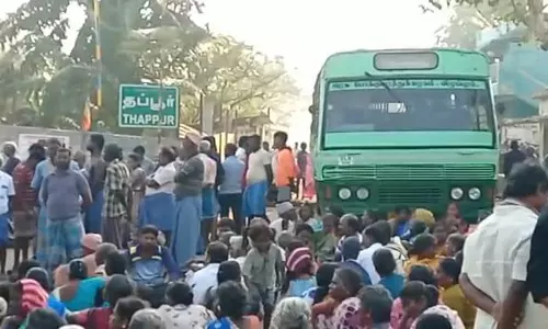 ஊராட்சி மன்ற கட்டிடத்தை வேறு இடத்திற்கு மாற்ற எதிர்ப்பு தெரிவித்து கிராம மக்கள் மறியல்