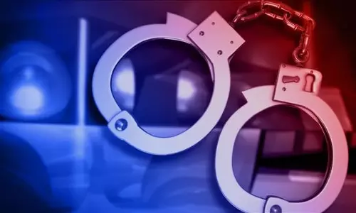 முட்புதரில் மறைத்து வைத்து மது விற்ற முதியவர் கைது