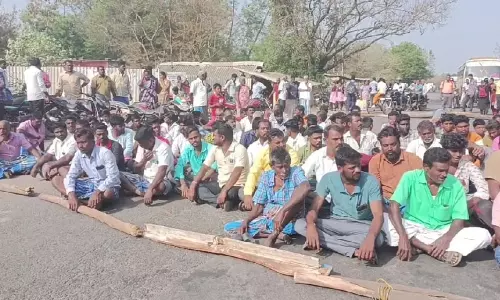 அரக்கோணம்-சோளிங்கர் நெடுஞ்சாலையில் கம்புகளை வைத்து மறியல்