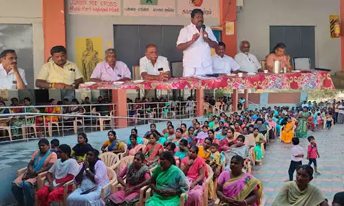 பள்ளி மாணவர்கள் தனி திறமையை வெளிப்படுத்த வேண்டும் - அ.தி.மு.க. கவுன்சிலர் பேச்சு