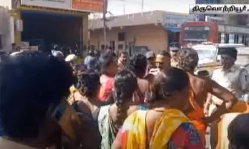 அறுவை சிகிச்சை செய்யப்பட்ட மாணவி உயிரிழப்பு- உறவினர்கள் சாலை மறியல்