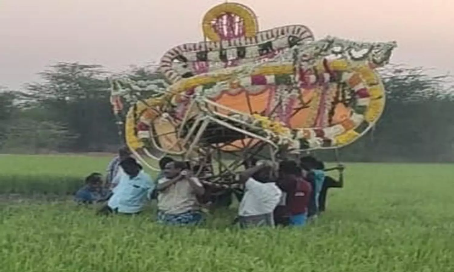 இறந்தவர் உடலை வயல் வழியாக தூக்கிச் சென்ற அவலம் இறந்தவர் உடலை வயல் வழியாக தூக்கிச் சென்ற அவலம்