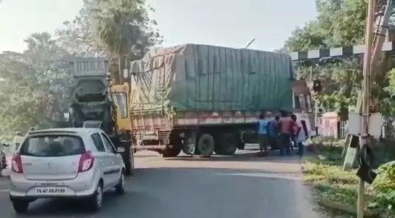 ெரயில்வே கேட் முன்பு லாரி பழுதடைந்ததால் போக்குவரத்து பாதிப்பு