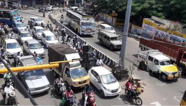 போக்குவரத்து நெரிசலில் சிக்கி தவிக்கும் வாகன ஓட்டிகள்