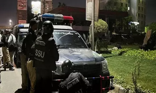 கராச்சி காவல்துறை தலைமையகத்தில் தாக்குதல் - 5 பயங்கரவாதிகள், 4 போலீசார் பலி