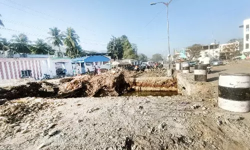 ஒட்டன்சத்திரத்தில் சாலை விரிவாக்க பணிகளை விரைந்து முடிக்க வேண்டும் பொதுமக்கள் வலியுறுத்தல்