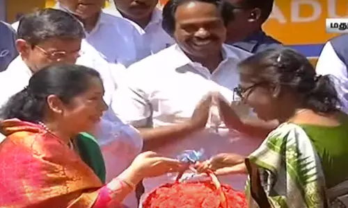 தமிழகம் வந்தார் ஜனாதிபதி திரௌபதி முர்மு- மீனாட்சி அம்மன் கோவிலில் சாமி தரிசனம்