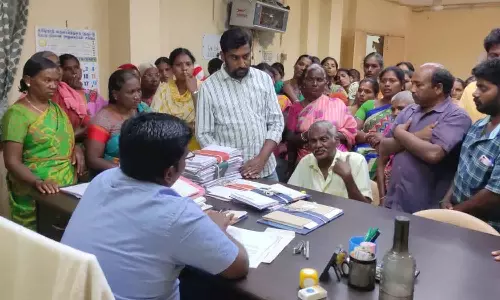 வீடுகளை அகற்ற எதிர்ப்பு தெரிவித்து பல்லடம் தாலுகா அலுவலகத்தை  பொதுமக்கள் முற்றுகை