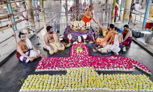 மீனாட்சி அம்மன் கோவிலில் சுவாமி-அம்பாளுக்கு 4 கால சிறப்பு பூஜை