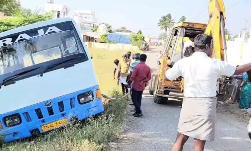 பல்லடம் அருகே பள்ளி வேன் கவிழ்ந்து விபத்து