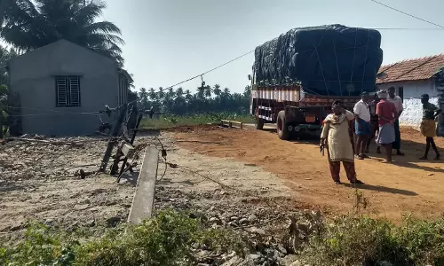 சரக்கு லாரி மோதி மின் கம்பம் உடைந்தது