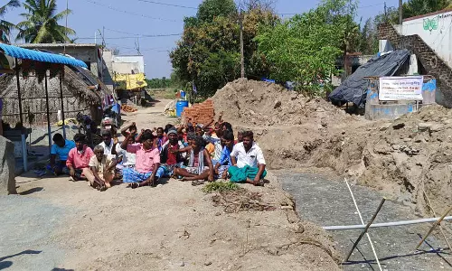 திண்டிவனம் அருகே அதிகாரிகளை முற்றுகையிட்ட கிராம மக்கள்