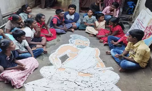 சாக்பீஸ்களால் திருவள்ளுவர் உருவம் வடிவமைத்த பள்ளி மாணவர்கள்