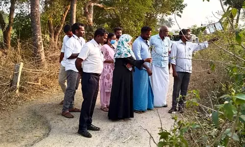 மண்சரிவு ஏற்பட்டுள்ள சாலையை உதவி கலெக்டர் ஆய்வு