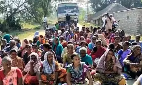 கந்தர்வகோட்டையில் பண்ணை தொழிலாளர்கள் சாலை மறியல்