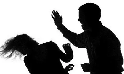 புதுக்கோட்டை அருகே விசாரணைக்கு சென்ற மனைவியை காவல்நிலையத்தில் சரமாரியாக தாக்கிய கணவர்