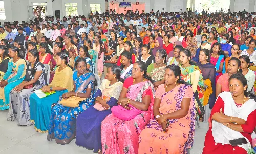 மாவட்ட வேலைவாய்ப்பு அலுவலகம் சார்பில் நடந்த தனியார் வேலைவாய்ப்பு முகாமில் அலைமோதிய பெண்கள் கூட்டம்