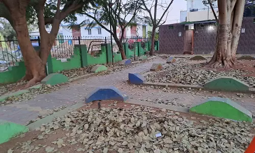 குப்பை மேடாக காட்சி அளிக்கும் சிறுவர் பூங்கா