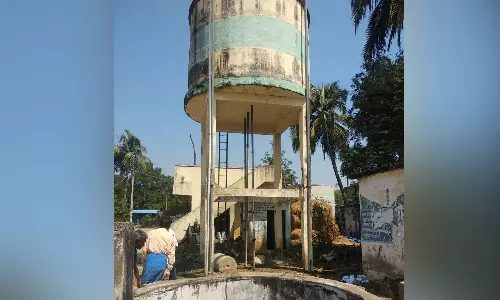 தூண்கள் பழுதானதால் ஆபத்தான நிலையில் குடிநீர் தொட்டி- சீரமைத்து தர கிராம மக்கள் கோரிக்கை