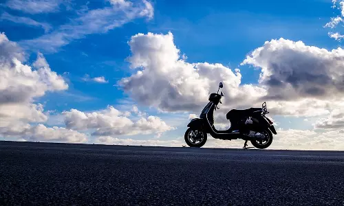 ஸ்கூட்டர் ஃபேன்சி நம்பர் வாங்க ரூ. 1. 12 கோடி கொடுத்த நபர்