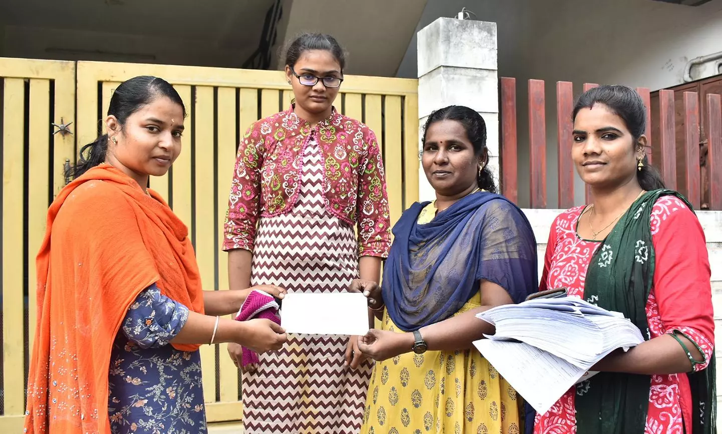 ஈரோடு கிழக்கு தொகுதியில் வாக்காளர்களுக்கு வீடு, வீடாக சென்று பூத் சிலிப் வழங்கும் பணி தொடங்கியது ஈரோடு கிழக்கு தொகுதியில் வாக்காளர்களுக்கு வீடு, வீடாக சென்று பூத் சிலிப் வழங்கும் பணி தொடங்கியது