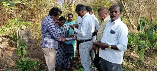 கூடலூரில் பூங்கா அமைக்க தோ்வு செய்யப்பட்ட இடத்தை கோட்டாட்சியா் ஆய்வு கூடலூரில் பூங்கா அமைக்க தோ்வு செய்யப்பட்ட இடத்தை கோட்டாட்சியா் ஆய்வு