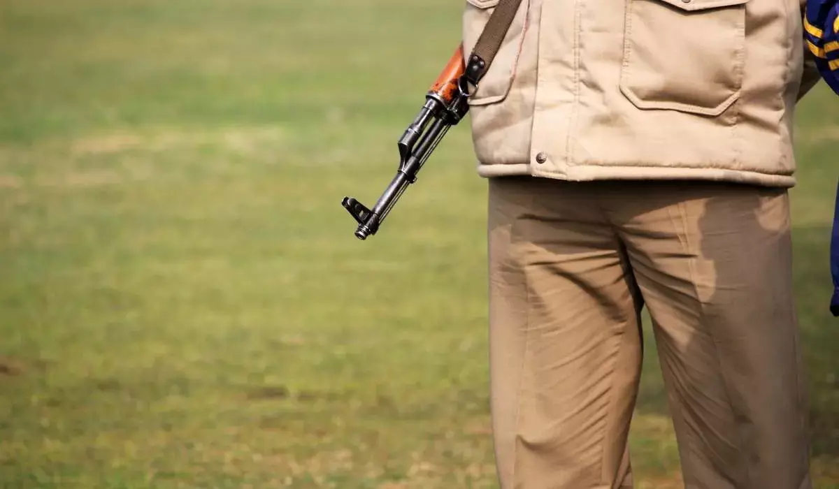 துப்பாக்கி ஏந்திய காவலர்கள்பாதுகாப்பு வேண்டும்