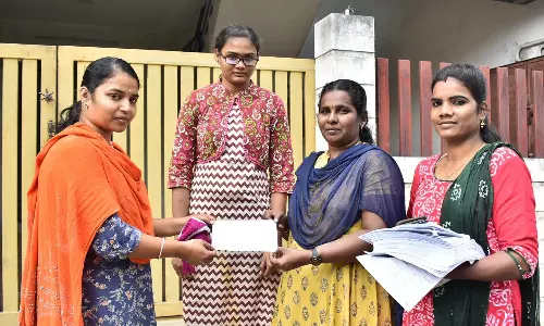 ஈரோடு கிழக்கு தொகுதியில் வாக்காளர்களுக்கு வீடு, வீடாக சென்று பூத் சிலிப் வழங்கும் பணி தொடங்கியது