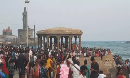 கன்னியாகுமரியில் இன்று காலையில் குவிந்த சுற்றுலா பயணிகள்