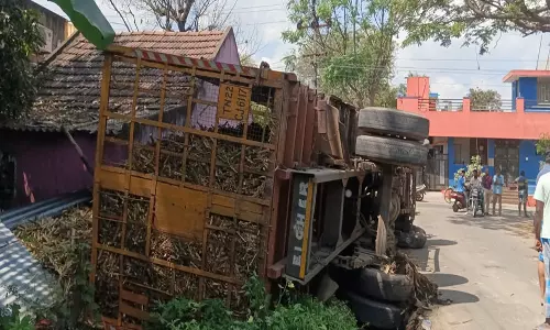 நெல்லிக்குப்பம் அருகே கரும்பு ஏற்றி வந்த லாரி கவிழ்ந்து விபத்து