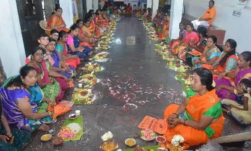 கிருஷ்ணகிரி பெரியமாரியம்மன் கோவிலில் சுமங்கலி பூஜை