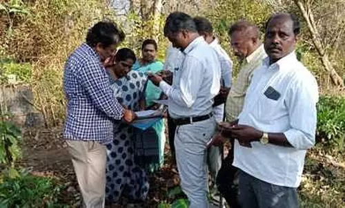 கூடலூரில் பூங்கா அமைக்க தோ்வு செய்யப்பட்ட இடத்தை கோட்டாட்சியா் ஆய்வு