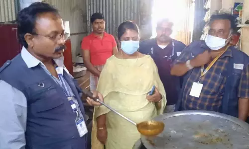 நெகிழியில் டீ, காபி- சூடான உணவு பொருள்கள் பார்சலில் வழங்க கூடாது-உணவு பாதுகாப்புத்துறை அதிகாரி எச்சரிக்கை