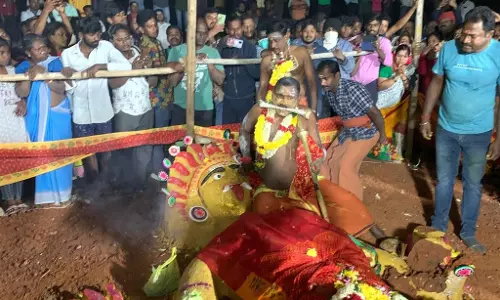 கோவை சொக்கம்புதூரில் அங்காள பரமேஸ்வரி அம்மன் கோவிலில் மயான கொள்ளை நிகழ்ச்சி