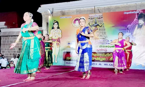 மகா சிவராத்திரியை யொட்டி சீர்காழி சட்டைநாதர் கோவிலில் நாட்டியாஞ்சலி