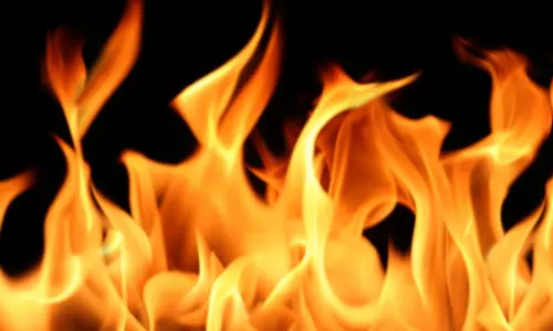 பூந்தமல்லி அருகே லாரி மீது மோதியதில் கார் தீப்பிடித்தது- பெண் என்ஜினீயர் உயிர் தப்பினார்