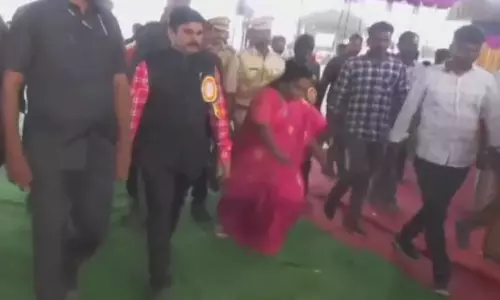 ஹைபிரிட் ராக்கெட் ஏவும் விழாவில் கால்தவறி கீழே விழுந்த தெலுங்கானா ஆளுநர் தமிழிசை சௌந்தரராஜன்