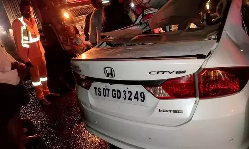 ஆந்திராவில் லாரி மீது கார் மோதி விபத்து- 5 பேர் உயிரிழப்பு