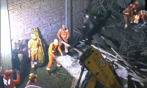 உ.பி.யில் சோகம் - கட்டுமானப் பணி நடைபெற்று வரும் கட்டிடம் இடிந்து விழுந்து 2 பேர் பலி