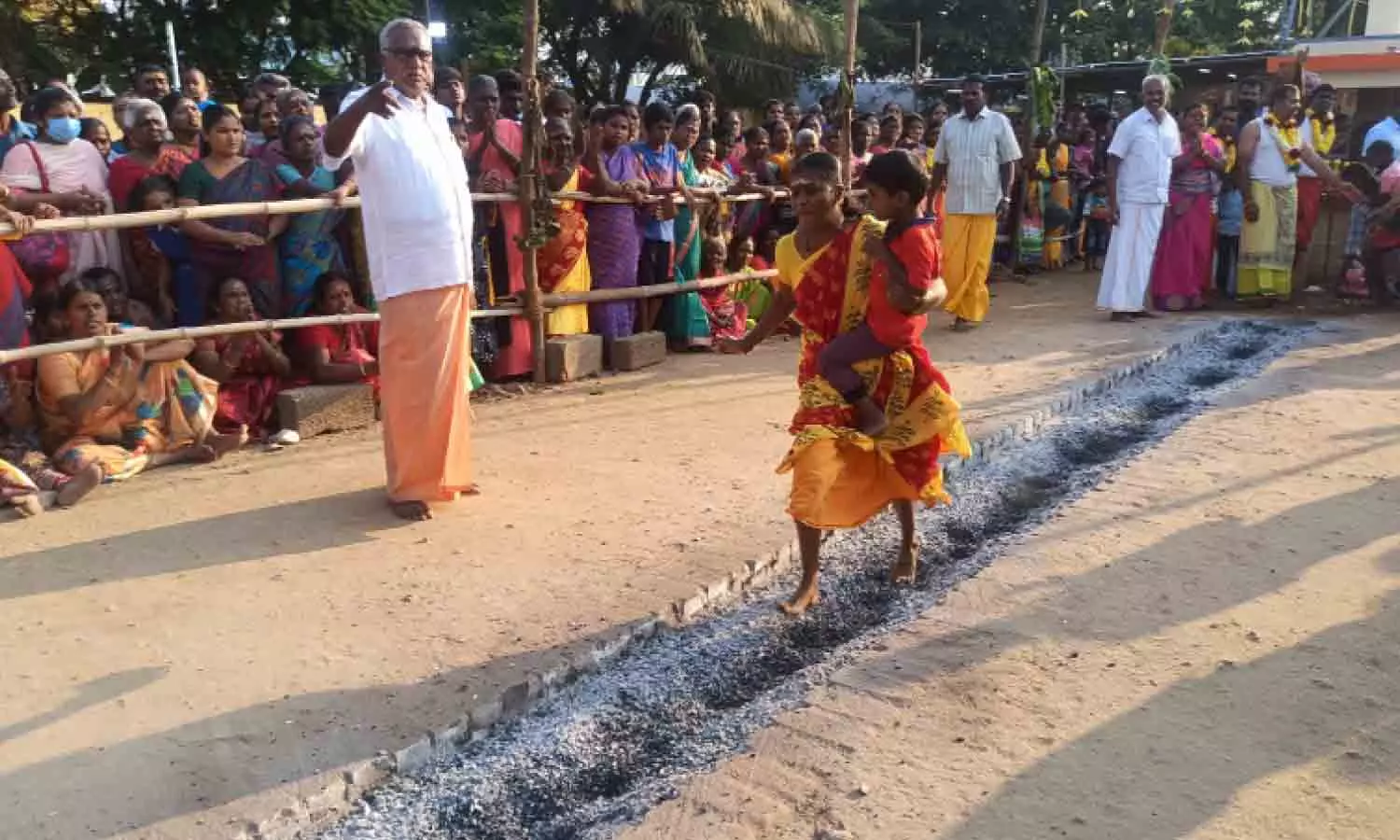 பல்லடம் அங்காளம்மன் கோவிலில் குண்டம் திருவிழா பல்லடம் அங்காளம்மன் கோவிலில் குண்டம் திருவிழா