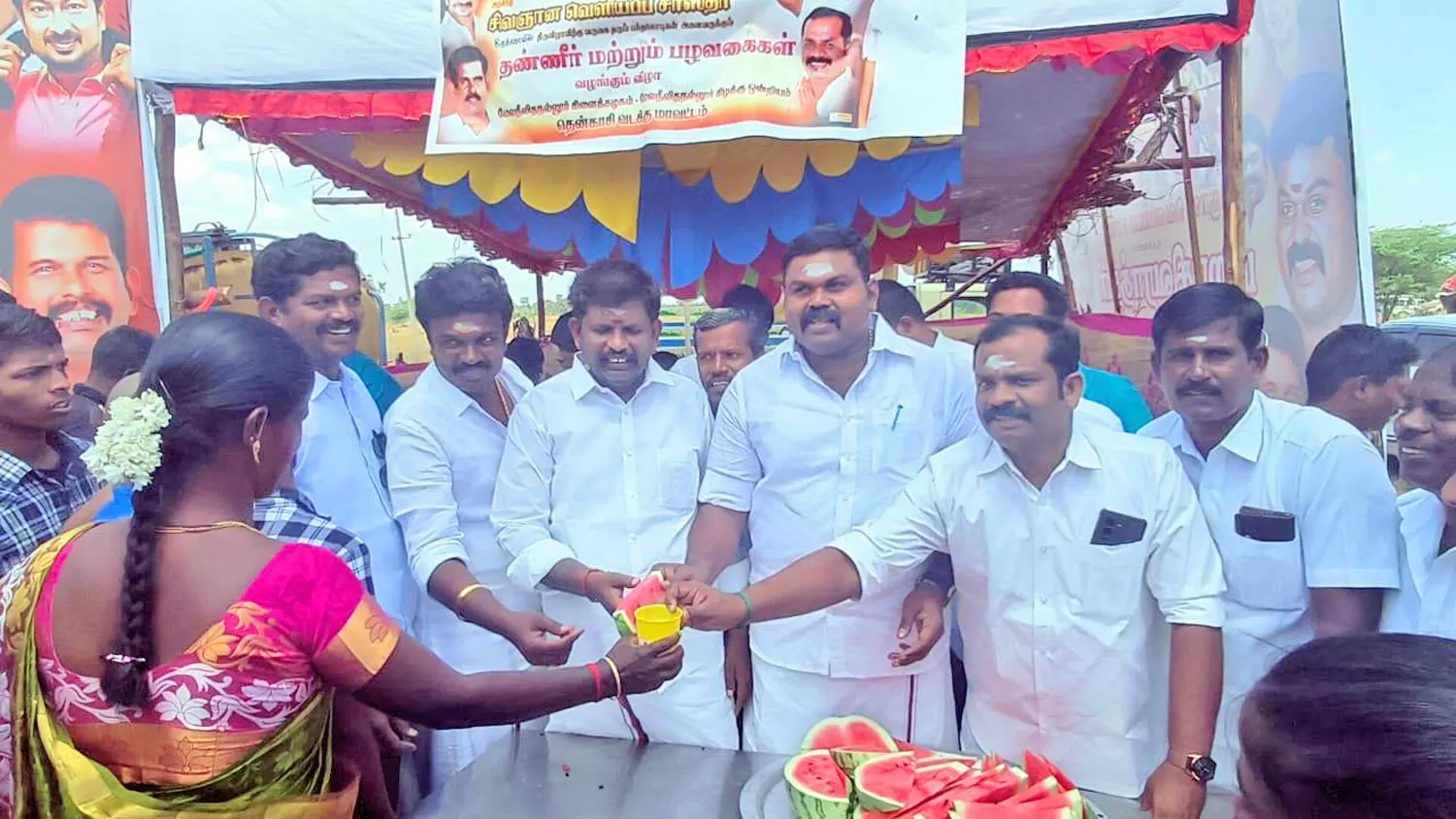 மேலநீலிதநல்லூர் கோவில் விழாவில் தி.மு.க. சார்பில் பக்தர்களுக்கு பழங்கள், நீர், மோர்