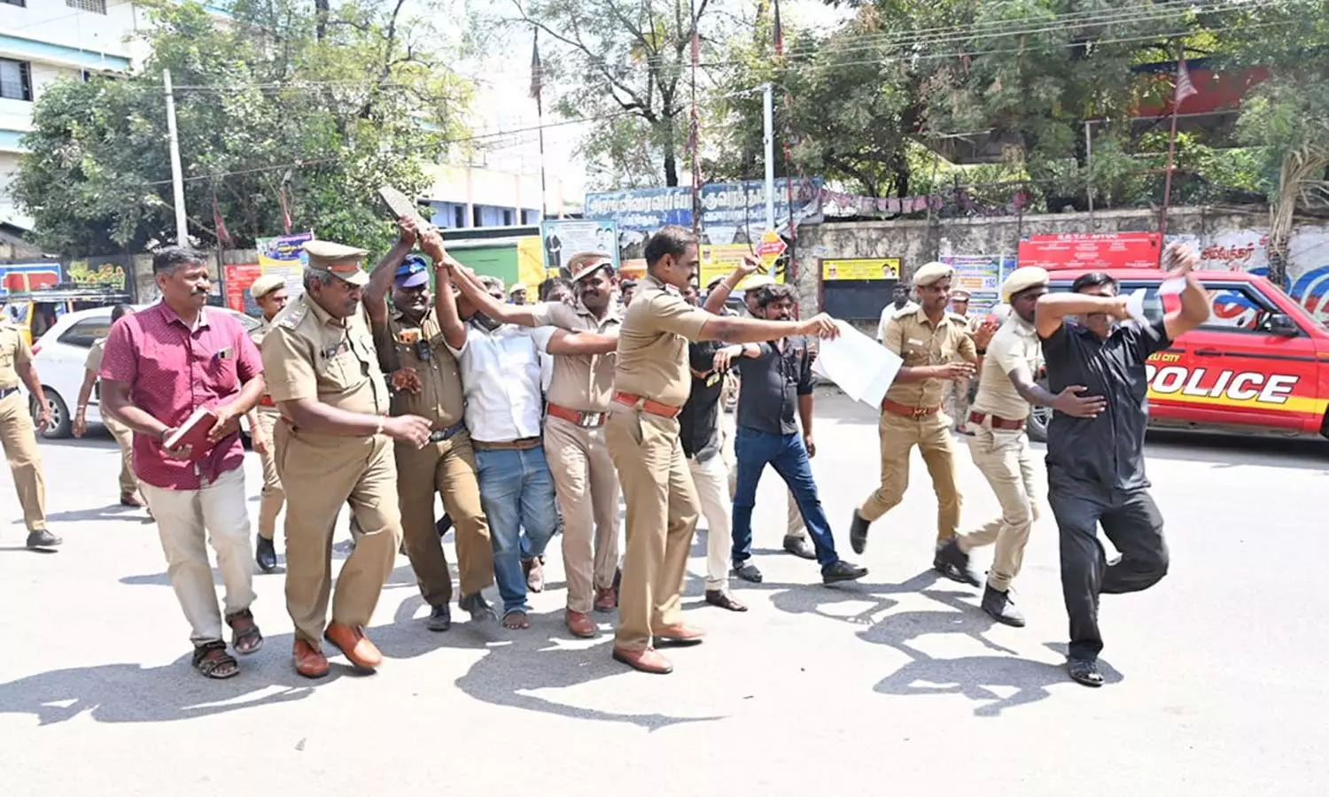 நெல்லையில் சீமானை கண்டித்து 3 இடங்களில் போராட்டம்- 18 பேர் கைது நெல்லையில் சீமானை கண்டித்து 3 இடங்களில் போராட்டம்- 18 பேர் கைது