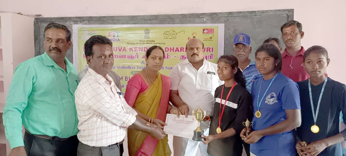 வெற்றி பெற்றவர்களுக்கு பரிசு வழங்கல் வெற்றி பெற்றவர்களுக்கு பரிசு வழங்கல்