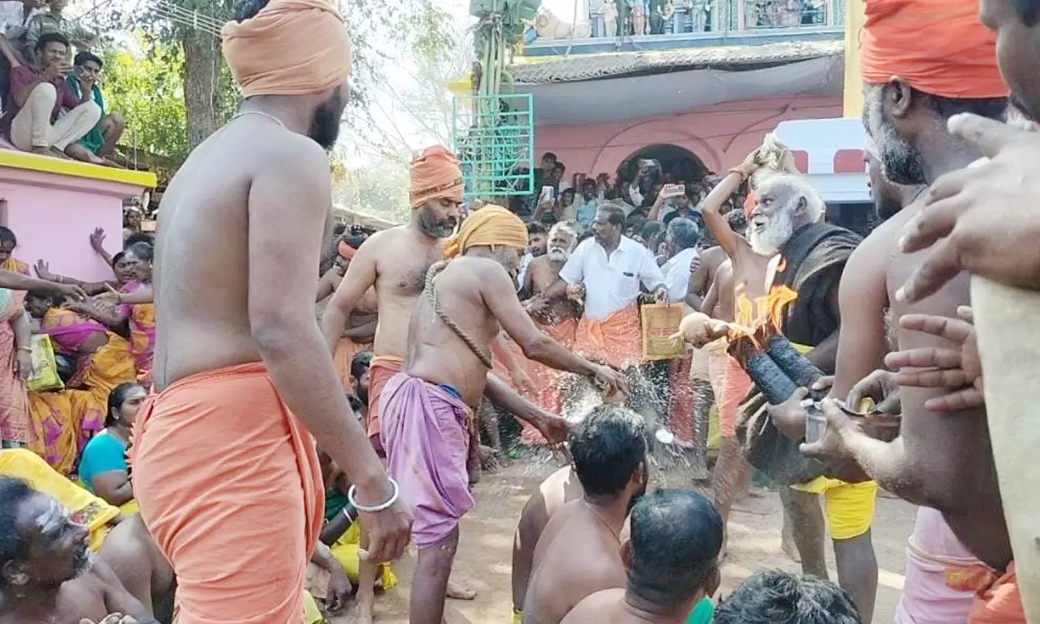 ஒட்டன்சத்திரம் அருகே தலையில் தேங்காய் உடைத்து பக்தர்கள் நேர்த்திக்கடன்