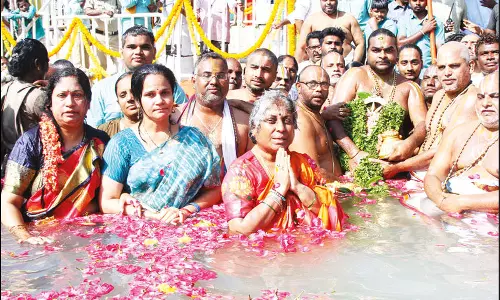 கல்யாண வெங்கடேஸ்வரர் கோவிலில் சக்கரத்தாழ்வார் தீர்த்தவாரி: புஷ்கரணியில் பக்தர்கள் புனித நீராடினர்