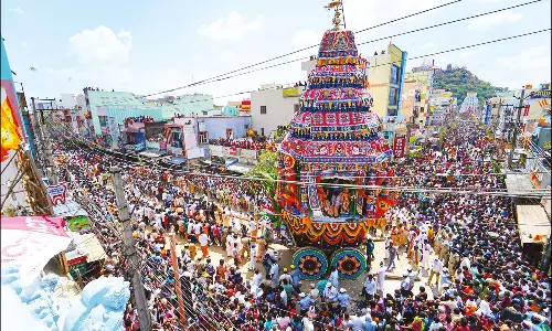 காளஹஸ்தியில் தேரோட்டம்: திரளான பக்தர்கள் வடம்பிடித்து இழுத்து சாமி தரிசனம்