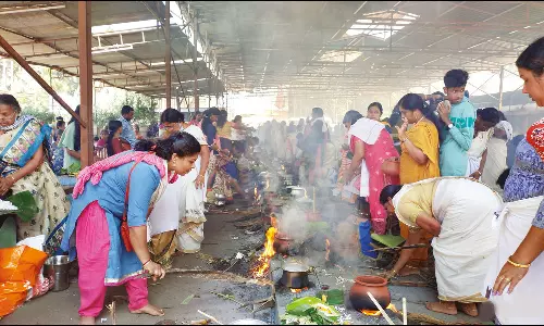 மண்டைக்காடு பகவதி அம்மன் கோவிலில் பக்தர்கள் பெண்கள் பொங்கலிட்டு வழிபாடு
